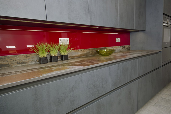 Leicht kitchen with Dekton worktop and glass backsplash